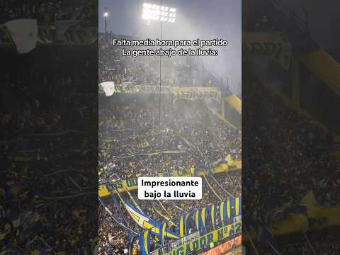 "IMPRESIONANTE la hinchada de Boca bajo la lluvia" Barra: La 12 &bull; Club: Boca Juniors