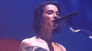St. Vincent - Dancing With The Ghost / Slow Disco - Live In Paris 2017