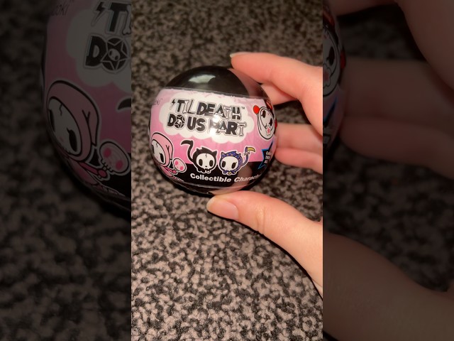 Vídeo relacionado con Tokidoki Til Death Do Us Part Collectable Charms, Pack de 3 Esferas, Personajes Sorpresa