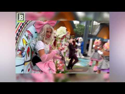 Alice in Wonderland Parade inhuren of boeken?