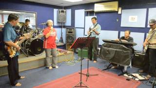 Download lagu D'REUNION MENGIRINGI ZURA 'HATI MUDA' mp3