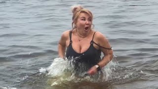 Download lagu BEAUTIFUL WOMEN BATHING IN ICE WATER 333 SWIMMING ... mp3