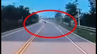 【車禍影片】重機疑似遭遇「鳥擊」慘摔
