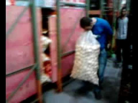 MLK LOKO...CARREGANDO SACO DE BATATA NA BOCA.3gp