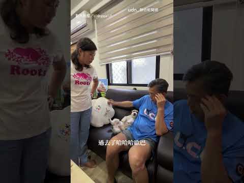 【討救兵】狗狗被教訓一臉無辜 狂用眼神向爸求救XD｜狗狗｜無辜