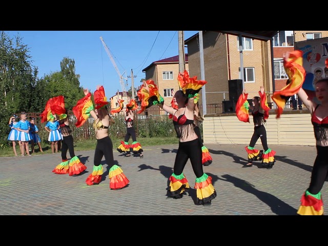 Танец коллектива "Академия детства" в парке "Яшьлек" 