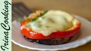 Смотреть онлайн Рецепт простого горячего бутерброда на завтрак