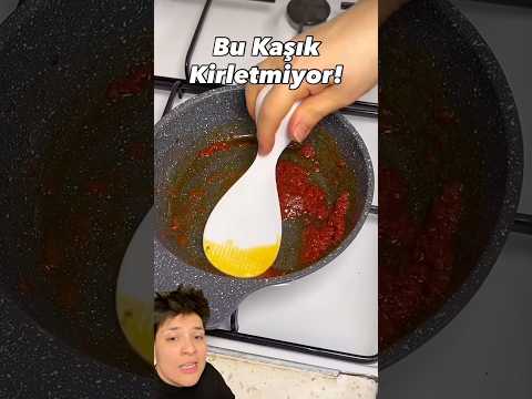 Keşfetime sürekli çıkan kaşığı inceliyorum! Tezgah kirletmeyen kaşık🤣! #kaşık #mutfak #shorts