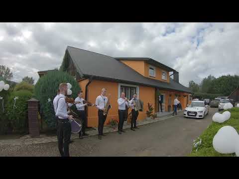 Zespół Vernis NA ŻYWO - krótki skrót gry przed domem pana młodego/przyśpiewki przed domem