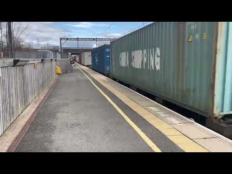 90040/045 working 4L67 Trafford Park F.L.T. to Felixstowe North F.L. T. #Freightliner #Class90 #Wcml
