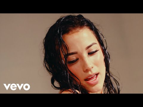 Alaina Castillo - luna de miel