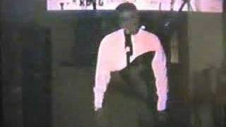 Dee Dee Warwick sings to her sister Dionne Warwick