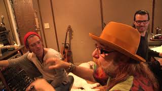 HANSON’s Please Come Home For Christmas Preview