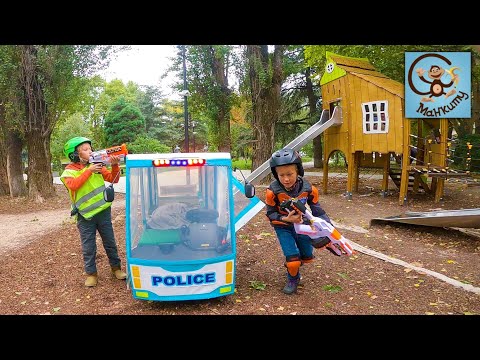 Диана и Даня играют в полицию и полицейскую машину.