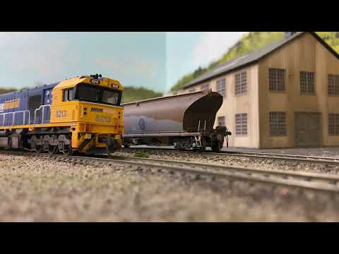 HO Scale 8213 & 8178 Shunting Grain Hoppers with engine startup at TNMRC