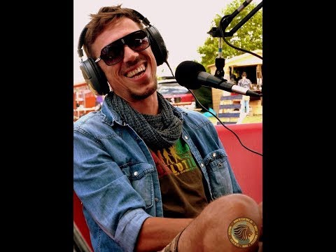 Giallo Man énekel a rádioban