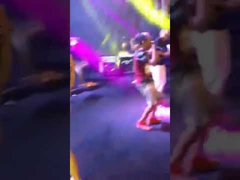 Olha o mc vitinho cantando no paco😘😘😍😍