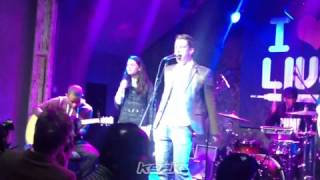 Naomi Scott cantando con Nick Brewer en lovelive 18-3-2013