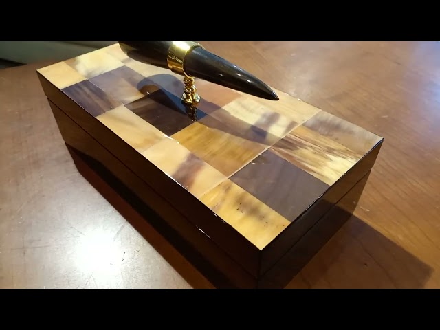 Vídeo relacionado con COOK CONCEPT - BT6820 Caja de Metal para Cápsulas de Té - Hermética para Conservación Óptima - Diseñada para Diversos Almacenamientos - 15 x 10 cm - Color Negro y Dorado