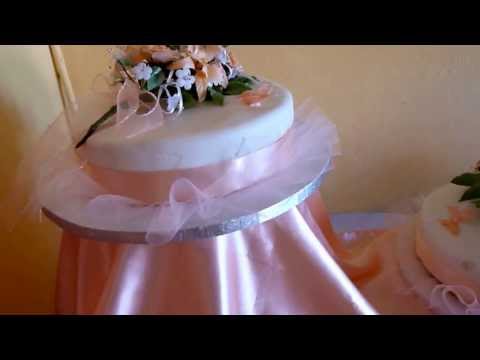 TORTA BIZCOCHUELO, FONDANT Y RAMOS EN PORCELANA FRIA