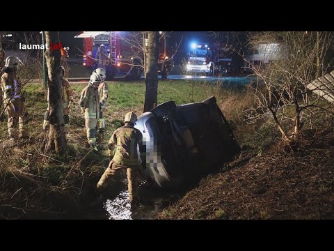 Auto in Ried im Innkreis nach Irrfahrt über Fußweg in Bach gestürzt