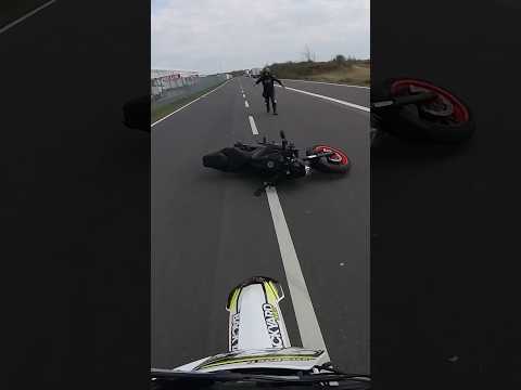 Ich glaube er hat sich wehgetan! 😳#davidbost #motorrad #gehtsteil #shorts