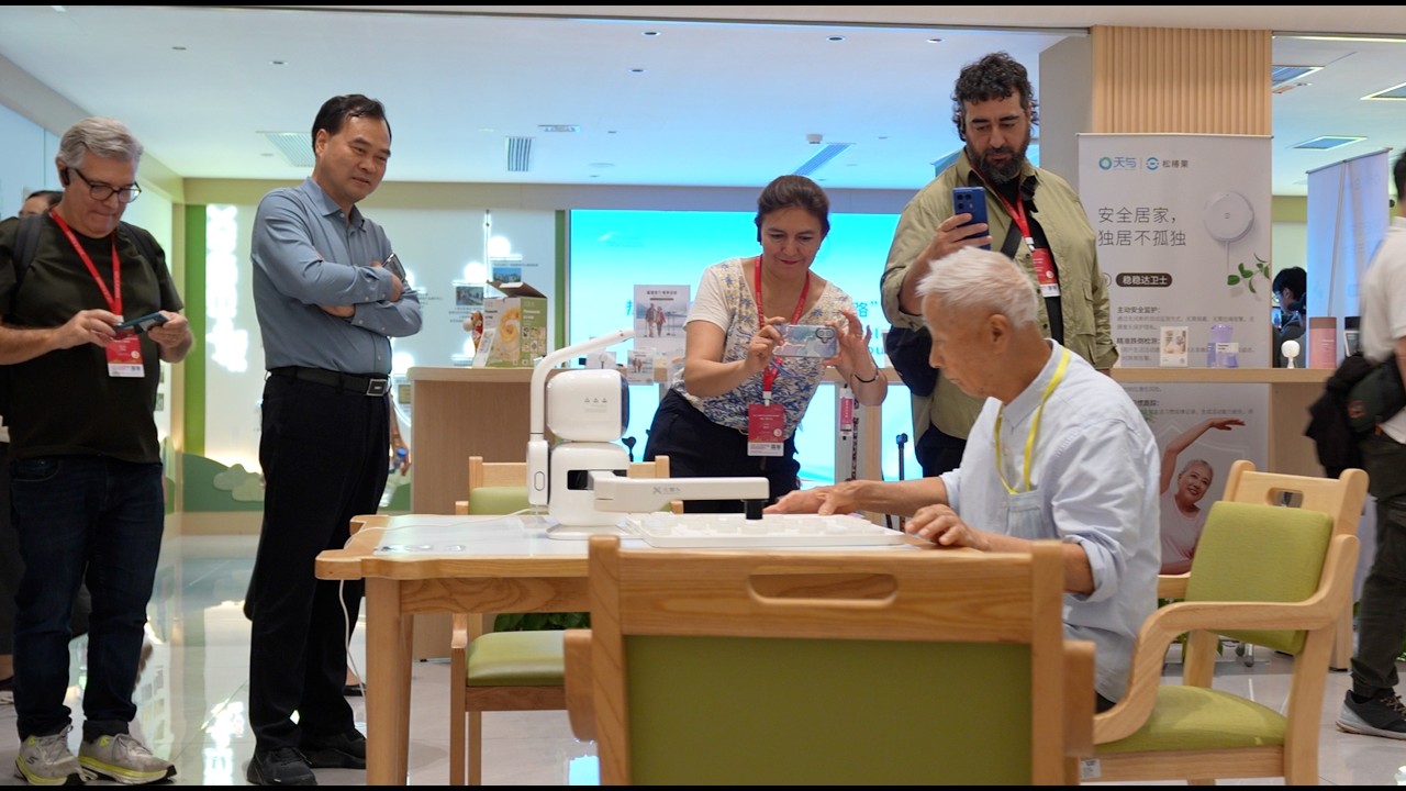 Periodistas latinoamericanos visitan el Centro de Servicios Integrales para Todas las Edades Mudan