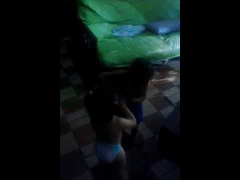 BEBES BAILANDO SALSA