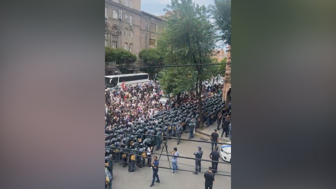 Ոստիկանության մեծ ուժեր՝ կառավարության շենքի հետնամուտքի մոտ