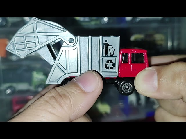 Vídeo relacionado con Matchbox Camión de reciclaje, coche de juguete hecho con plástico reciclado (Mattel HHR64)