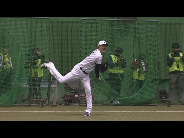 【春季キャンプ】ライオンズ新外国人投手のウィンゲンターとラミレスが変化球交えキャッチボール!! 2025年2月1日 埼玉西武ライオンズ