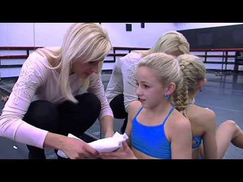 Dance Moms-"CHLOE HURTS HER HIP FLEXORS DURING REHEARSAL"(S2E14 Flashback)