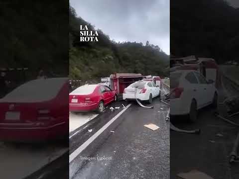 Tráiler sin frenos embiste vehículos en la autopista San Cristóbal–Tuxtla