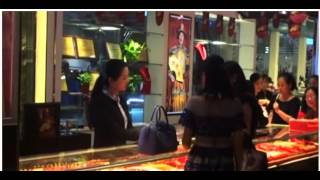 Download lagu Wealthy customer throws wads of cash into sales girl's face mp3