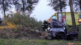 preview picture of video 'Bestuurder zwaargewond na botsing tegen boom in Lage Zwaluwe (2013-10-03)'