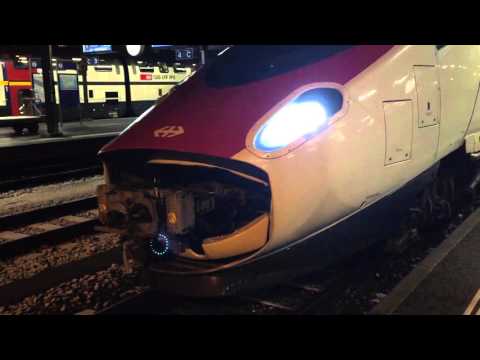 RABe 503 beim schliessen der Bugklappe