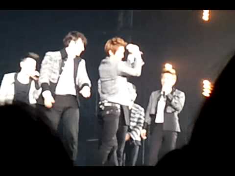 [120318] SS4BKK Eunhyuk and Donghae body wave