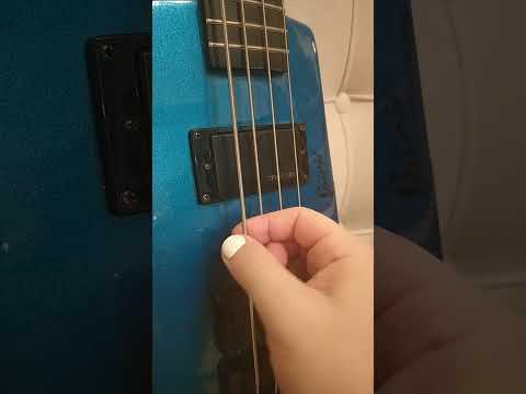 почему на бас гитаре толстые струны