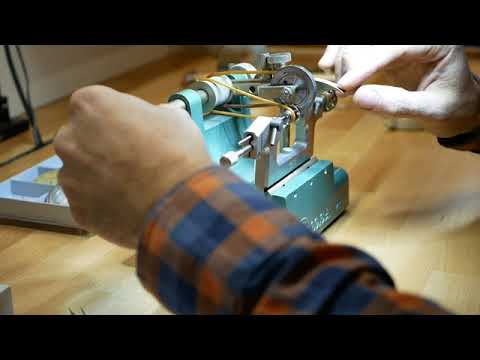 Das Drehen und Ersetzen einer Unruhwelle