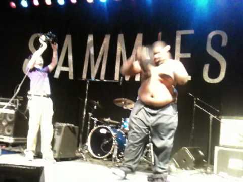 Task1ne takes his shirt off at the Sammies 2010