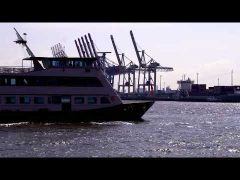 Schlepper-Einsatz im Hamburger Hafen