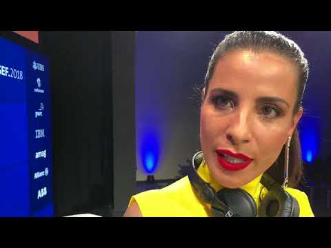 SEF18: DJane Carol Fernandez heizt den Gästen ein