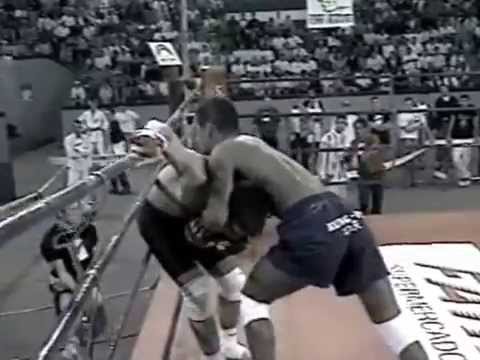 Edson Santos knees Lucio Faria in the balls in BVT 2