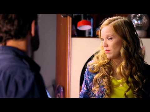 Juanjo no puede evitar besar a Trini - Vive Cantando