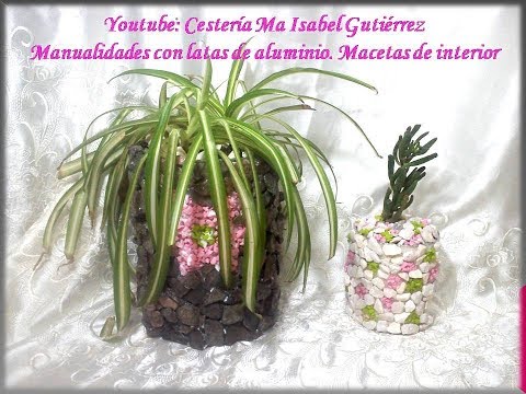 Macetas hechas con latas y piedras