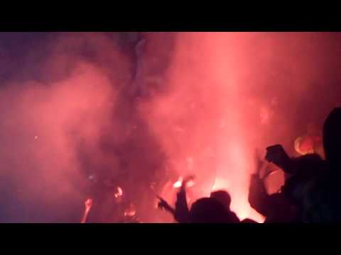 Bengalos beim Anschlußtreffer zum 2:1 in Eindhoven durch den HSV.