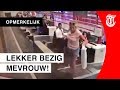 Hilarisch: vrouw blundert met bagageband