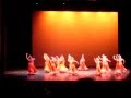 Дети исполняют испанский танец на музыку "Кармен" 