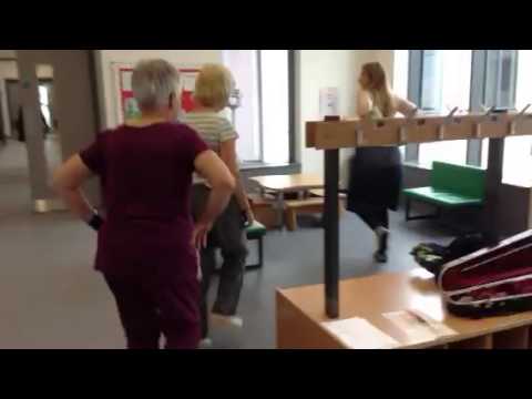 Patsy Reid teaching "Trinkamp" rhythm by walking, Ceolas 2016