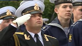 Перед дворцом Конгрессов промаршировали военные моряки